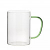 O cană (cupă) din sticlă transparentă cu mâner de sublimare colorat